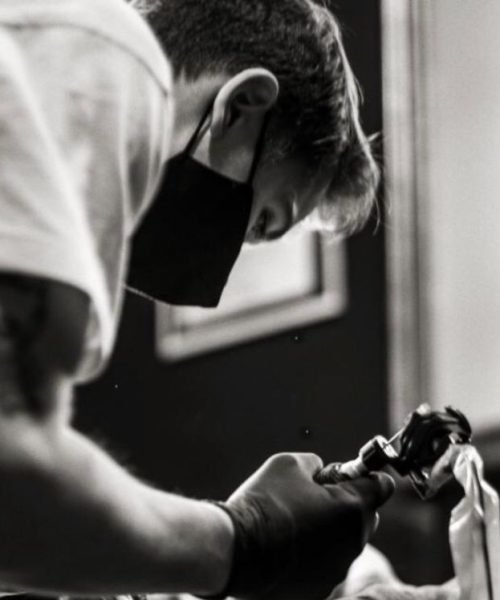 Foto de Alberto Riande tatuando