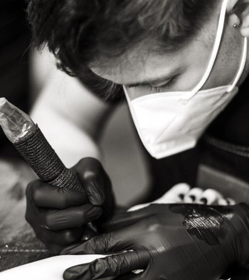 Fotografías del equipo de Black Mamba Tattoo trabajando